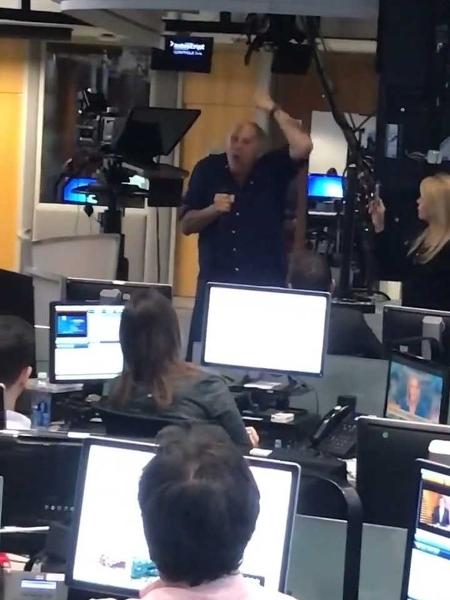 O repórter Márcio Canuto discursa em despedida dos colegas na Globo - Reprodução/Instagram - Reprodução/Instagram