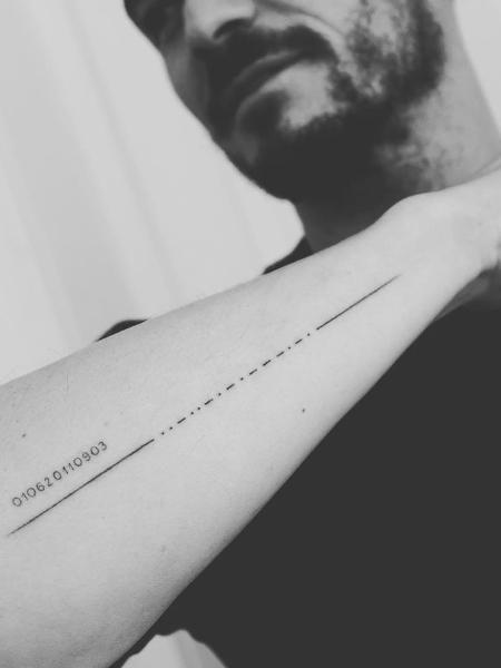 Orlando Bloom exibe a tatuagem com o nome do filho em código morse - Reprodução/Instagram
