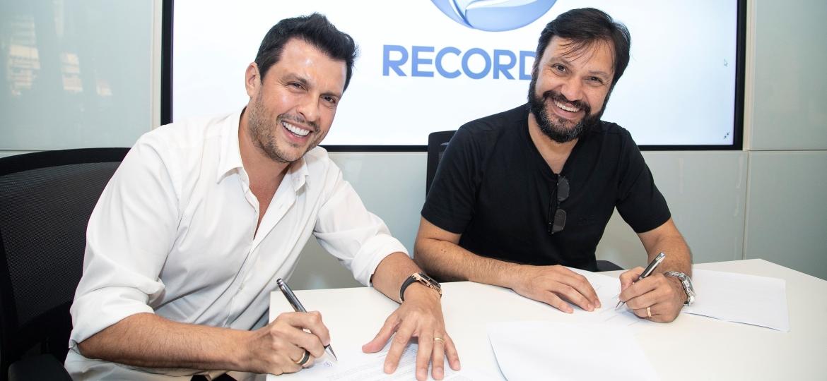 Wellington Muniz (à esq.) assina contrato em encontro com Antonio Guerreiro, vice-presidente de jornalismo da Record - Divulgação/TV Record