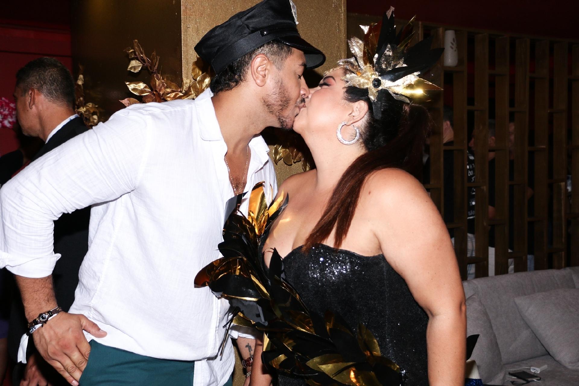 Fabiana Karla beija Diego Mello, seu noivo, em camarote na Sapucaí - Lucas Ramos / AgNews.