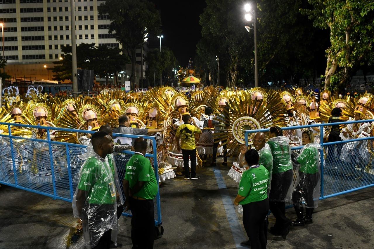 São Clemente se prepara para abrir a segunda noite de desfiles na Sapucaí - Lucas Landau/UOL