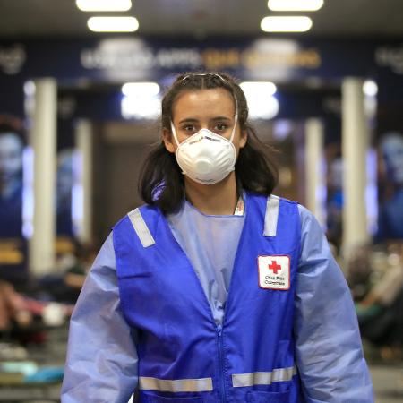 24.03.2020 - Membro da Cruz Vermelha, no aerrporto El Dorado, em Bogotá - Corbis via Getty Images