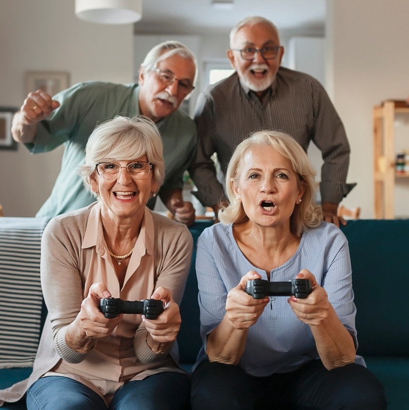 Jovem adulto jogando estratégia de videogame em casa, se