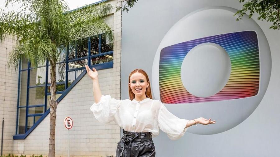 Larissa Manoela posa em frente aos estúdios Globo - Reprodução/Globo