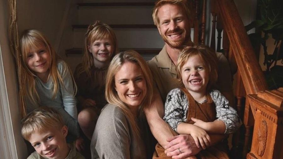 Emily junto com os quatro filhos - Finn, Isla, Eden e Luna - e o marido, Joseph - Reprodução/Instagram/@the.hidden.way