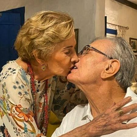 Glória Menezes e Tarcísio Meira trocam beijo - Reprodução/Instagram