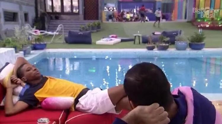 Lucas e Gilberto conversam na área externa da casa do 'BBB 21' - Reprodução / Globoplay - Reprodução / Globoplay