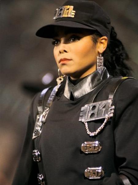 Janet Jackson com a jaqueta da turnê "Rhythm Nation", que será leiloada - Reprodução