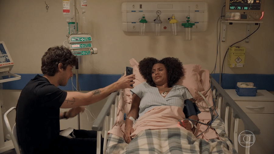 No episódio exibido hoje, Danilo (Chay Suede) e Camila (Jéssica Ellen) ficaram sem máscara dentro do hospital - Reprodução/TV Globo