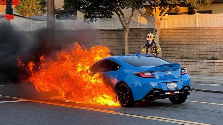 Toyota GR86 pega fogo nos EUA - Reprodução