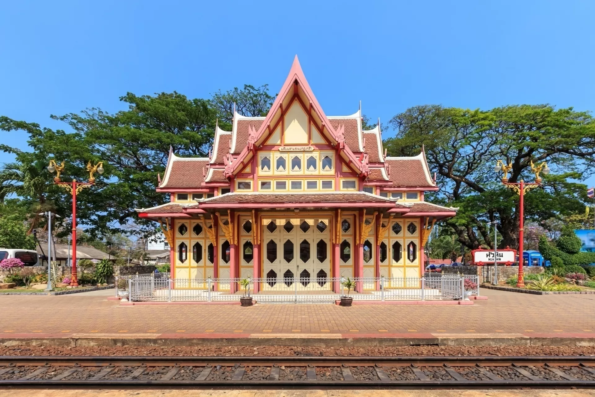Estação de Trem Hua Hin, Prachuap Khiri Khan, na Tailândia - Casper1774Studio/Getty Images/iStockphoto