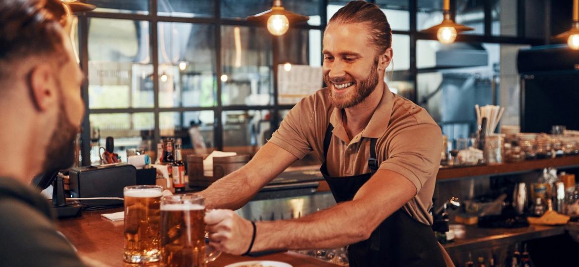 Saiba o que quer pedir antes de chamar a atenção do seu barman -- economiza o seu tempo e o dele - g-stockstudio/Getty Images/iStockphoto