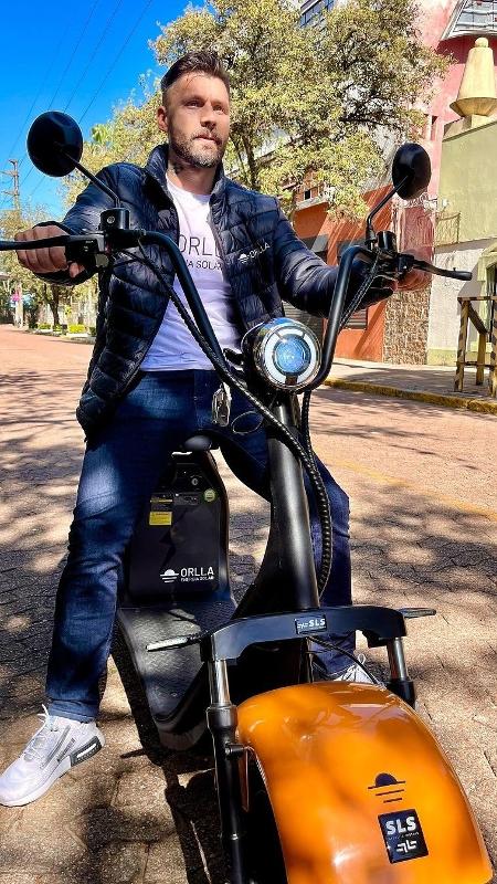 Rafael Sobis pilotando uma scooter da Orlla - Reprodução/Instagram - Reprodução/Instagram
