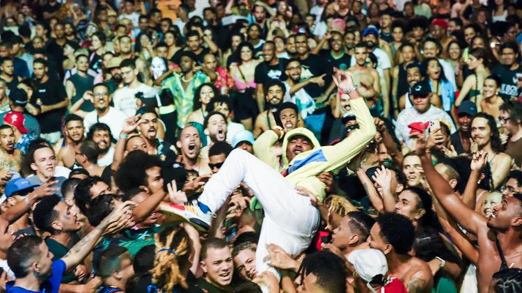 O rapper Vandal transformou o Rec-Beat em uma roda punk; até "stage diving" ele fez!