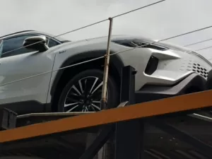 Novo Toyota Corolla Cross já é flagrado nas ruas; veja o que mudou no SUV