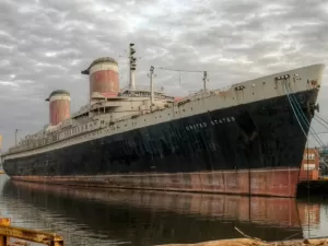 Navio histórico será afundado para virar maior recife artificial do mundo