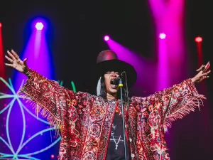 De volta ao Brasil, Erykah Badu enfeitiça SP com show fresco e exuberante