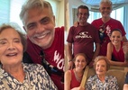 Aos 90, Glória Menezes posa sorridente ao lado da família: 