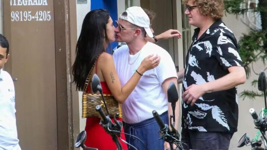 Matt Smith foi visto beijando uma mulher morena no Rio de Janeiro - JC Pereira/AgNews