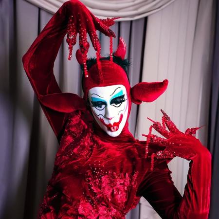Drag queen, Joselito The Clown, ficou responsável pelos ajustes no vestido de Gaga Drag queen, Joselito The Clown, ficou responsável pelos ajustes no vestido de Gaga