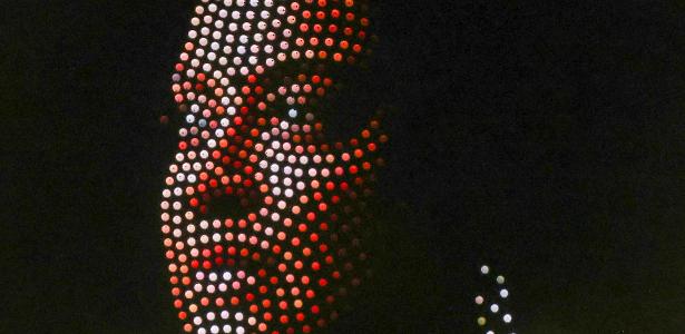 Drones 'desenham' rosto de Preta Gil no céu durante homenagem em Salvador