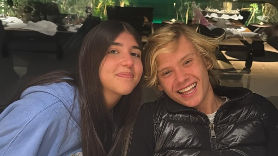 Filho de Galisteu surge com namorada