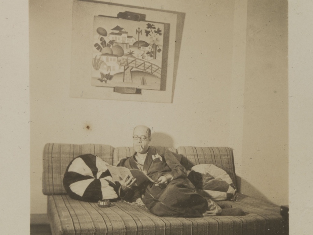 Mário de Andrade, em seu apartamento no Rio de Janeiro, em 1938. Na parede, a tela "O Mamoeiro", de Tarsila do Amaral