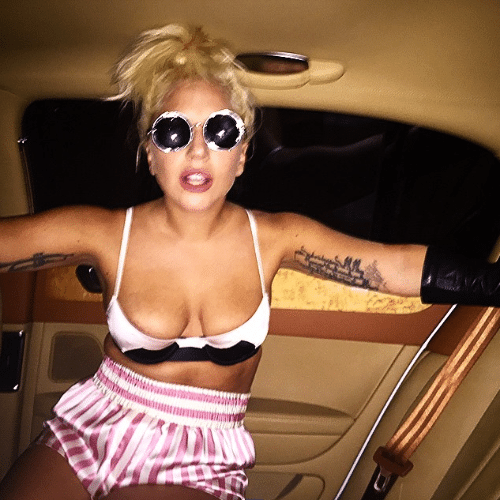 29.jun.2015 - Lady Gaga publicou uma foto em seu Instagram em que aparece dentro de um carro de shortinho, óculos escuros e um top com um decote generoso na noite desta segunda-feira. Na legenda da imagem, a cantora contou que estava curtindo um som enquanto viajava. "Rock?n?roll na estrada", disse