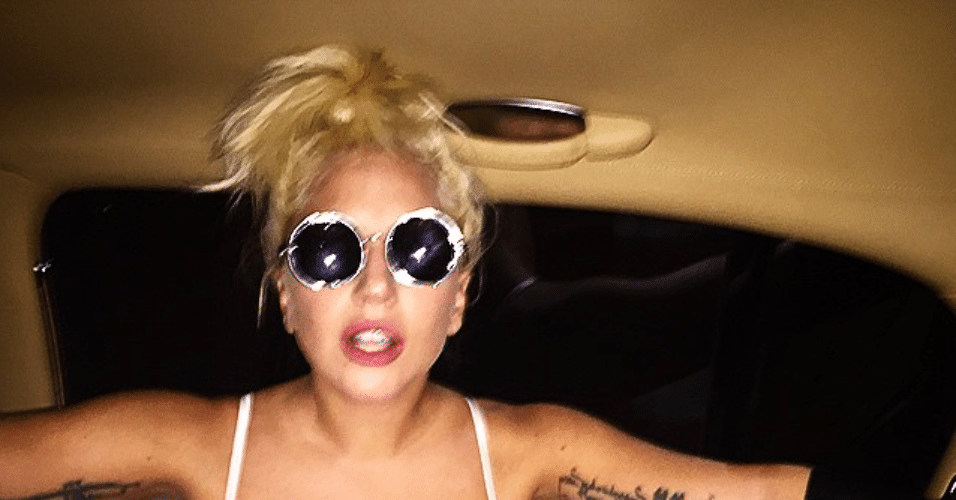 29.jun.2015 - Lady Gaga publicou uma foto em seu Instagram em que aparece dentro de um carro de shortinho, óculos escuros e um top com um decote generoso na noite desta segunda-feira. Na legenda da imagem, a cantora contou que estava curtindo um som enquanto viajava. 