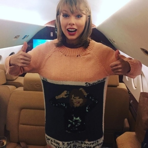 7.set.2015 - Em seu Instagram, Taylor Swift mostra o presente que ganhou de um fã. "Alguém tricotou este suéter para mim com uma polaroid minha e deu para a minha mãe durante o show. Obrigada, misterioso 'tricoteiro'", agradeceu Taylor, que aparece segurando o agasalho em um avião