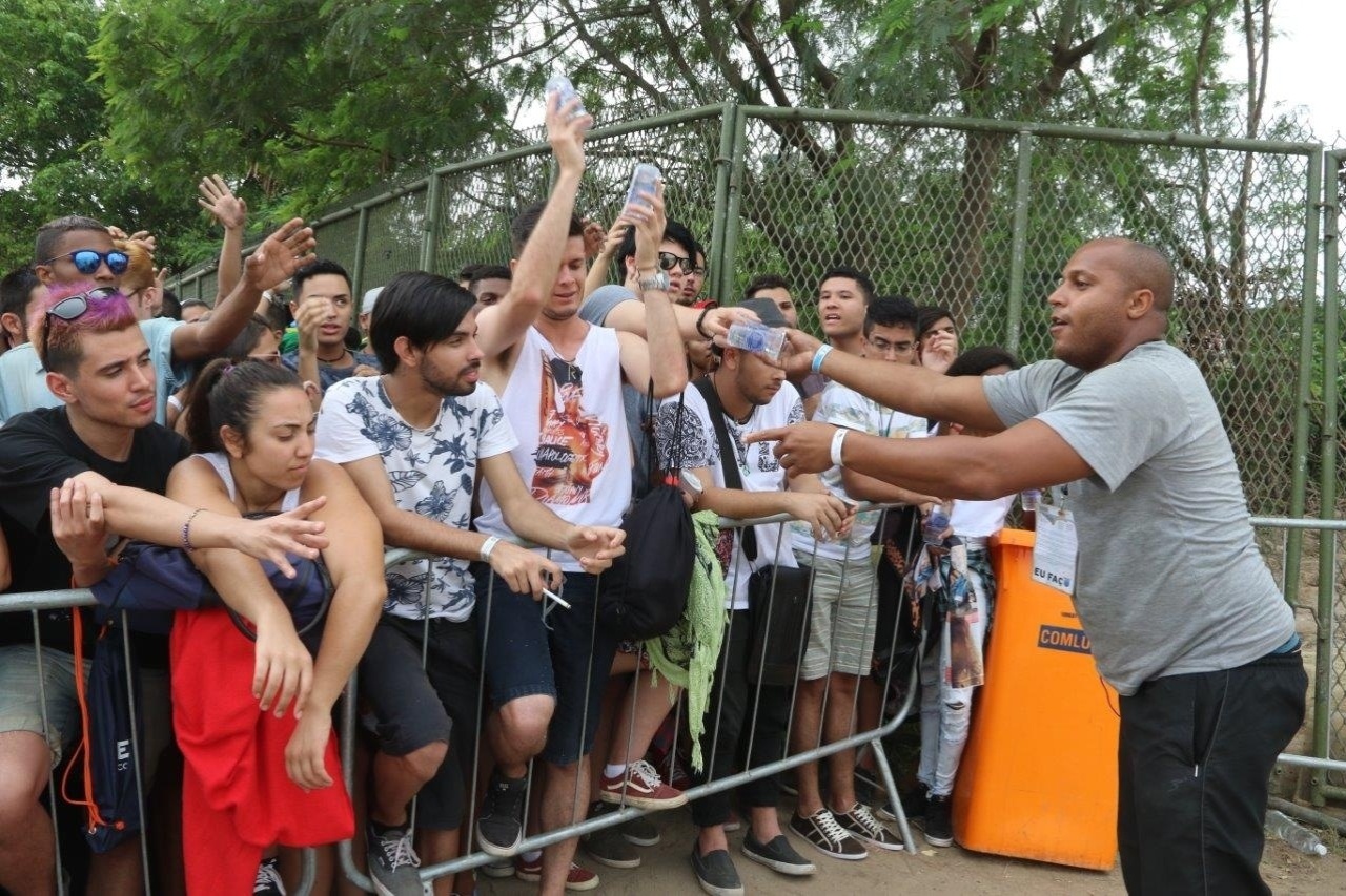 26.set.2015 - Fãs recebem água na fila do sexto dia de Rock in Rio 2015 - Zulmair Rocha/UOL