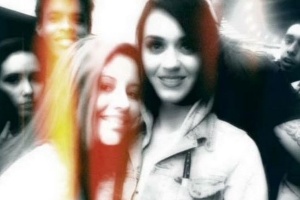 A fã Rayane Souza com a cantora Katy Perry em 2012 - Reprodução/Twitter - Reprodução/Twitter