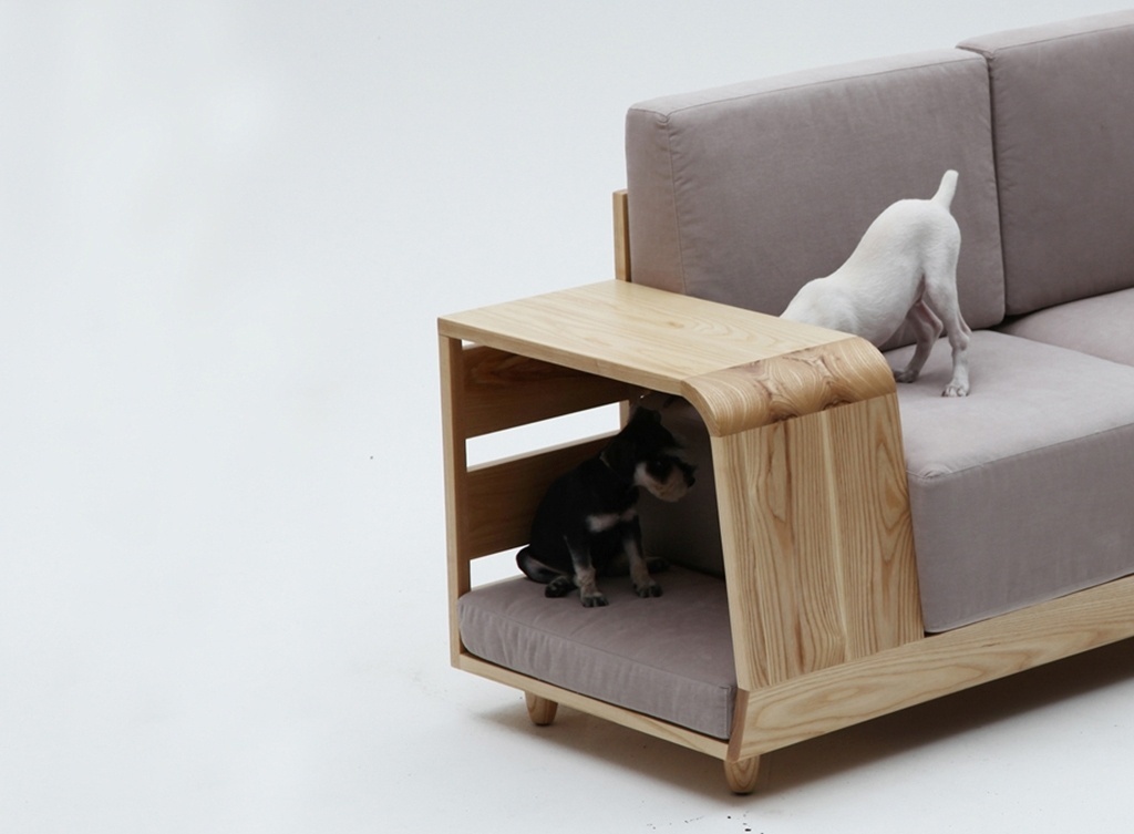 Desenhado pelo sul-coreano Seungji Mun (www.munseungji.com), o sofá Dog House aproxima os bichos de estimação e seus donos. Produzido em madeira e tecido, o móvel conta com uma casinha para cães e/ou gatos acoplada em uma das extremidades da peça - Divulgação
