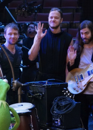 2015 - Banda Imagine Dragons faz participação na nova série dos Muppets - Divulgação - Divulgação