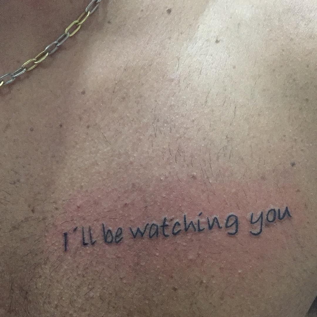 7.dez.2015 - Após retirar os seios, Thammy Miranda fez uma nova intervenção no peitoral. O ator tatuou "I'll be watching you" ("Eu estarei te observando", em tradução livre) no peito esquerdo e publicou uma foto do resultado no Instagram - Reprodução/Instagram/thammymiranda