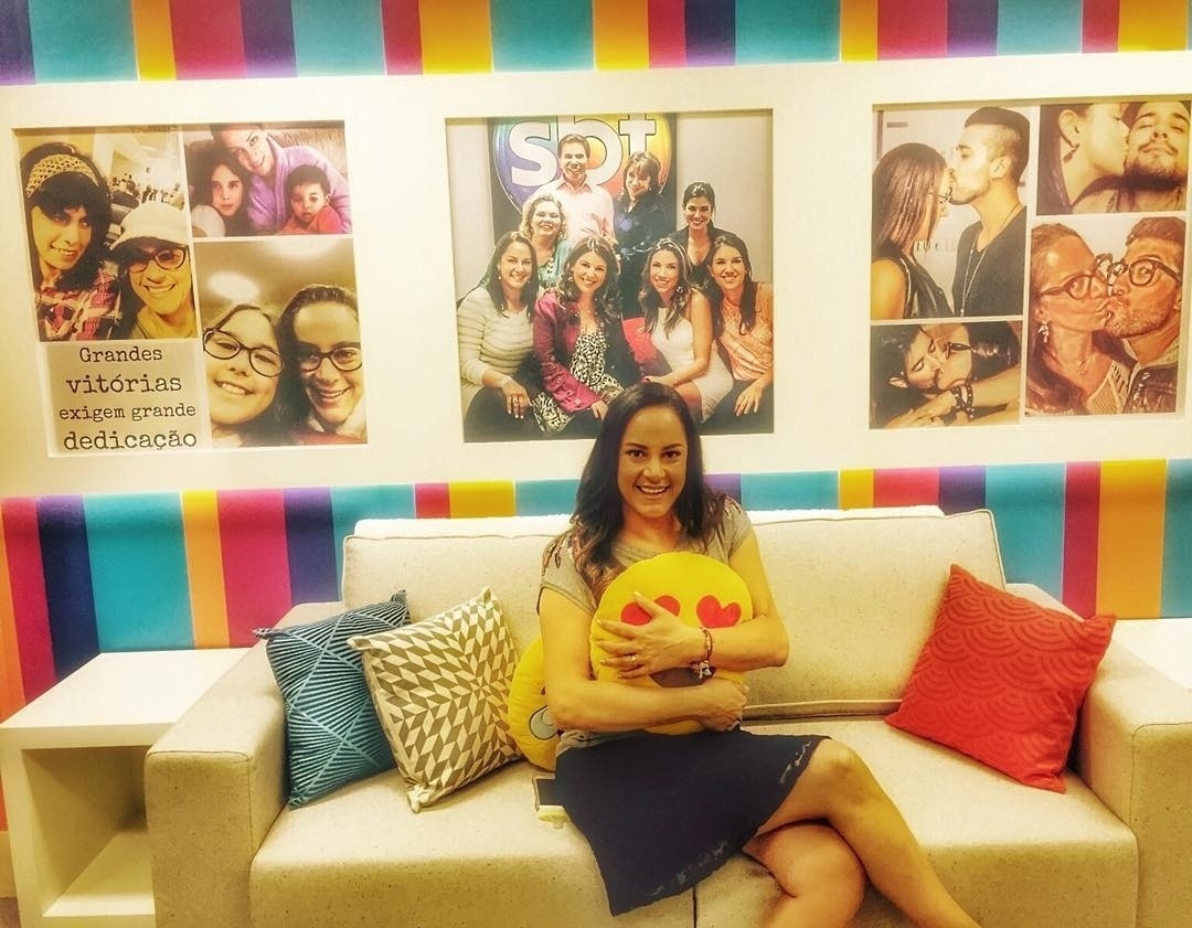 11.dez.2015 - Filha "número 2" de Silvio Santos, Silvia Abravanel ganhou novo camarim no SBT, colorido, com fotos da família e almofada de "emojis". Apresentadora do "Bom Dia & Cia." desde julho, ela comemorou a novidade em seu perfil no Instagram: "Meus amores, em primeira mão para vocês o nosso camarim. Espero que vocês gostem... Foi tudo escolhido de coração" - Reprodução/Instagram/silviaabravanel