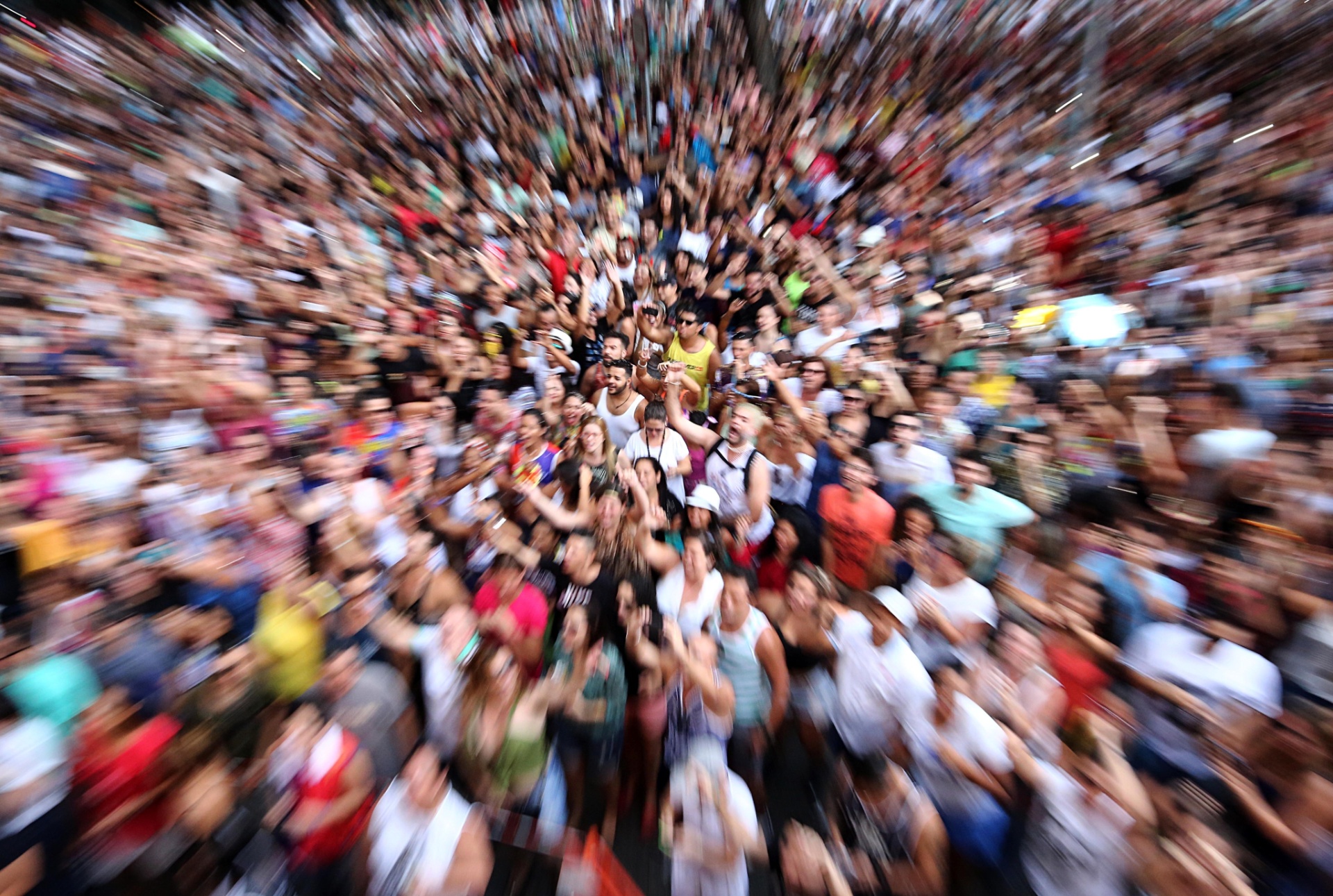 24.jan.2016 - Daniela colocou o público para dançar em cima do trio, que percorreu importantes várias vias próxima a Avenida Faria Lima. A canora cantou alguns dos seus sucessos como ?Swing da Cor?, "Rapunzekl" e ?O Canto da Cidade? - Rodrigo Paiva/UOL