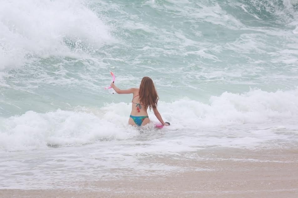 17.fev.2016 - De biquíni, Marina Ruy Barbosa grava cenas de "Totalmente Demais" na praia da Macumba, no Rio - Dilson Silva/AgNews
