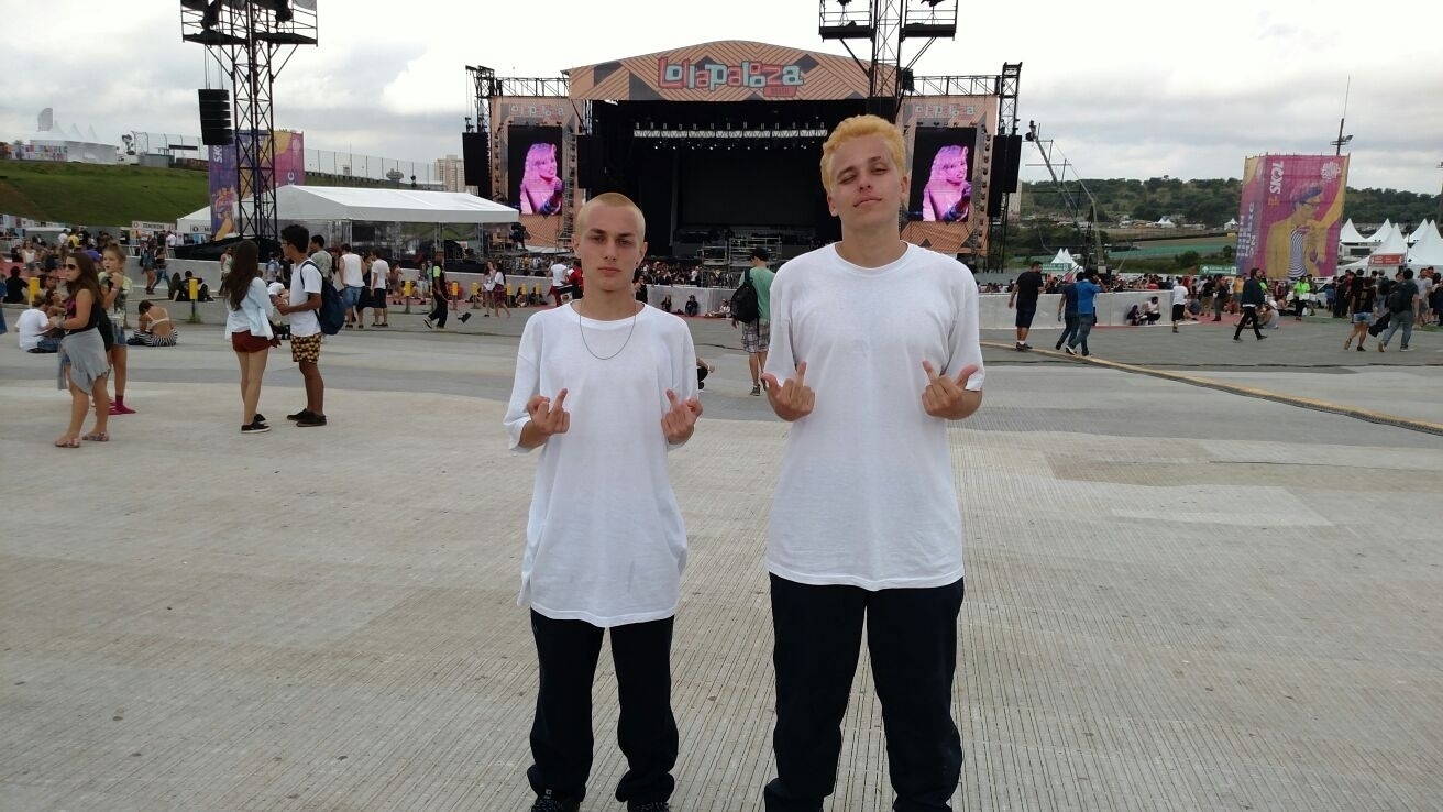 12.mar.2016 - Bruno Zapelli e Marcelo Imenis, de São Paulo, foram ao Lollapalooza Brasil 2016 caracterizados para o show do rapper Eminem. Uma ação na internet pedia para que os fãs fosse vestidos com camisetas brancas como no clipe de "The Real Slim Shady", um dos maiores sucessos do americano. Os adolescentes de 17 anos foram além e também descoloriram os cabelos para ficar ainda mais parecidos com o ídolo. - Felipe Branco Cruz/UOL