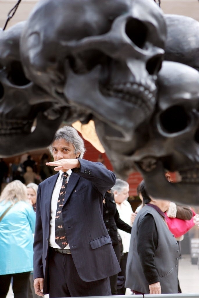 O artista brasileiro Tunga posa diante da escultura "A luz dos dois mundos", montada sob a pirâmide do Museu do Louvre, em Paris, em setembro de 2005 - Thomas Coex/AFP