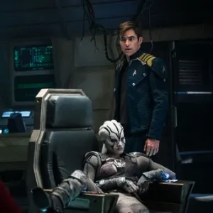 Kirk (Chris Pine) e Jayla (Sofia Boutella)  em cena de "Star Trek: Sem Fronteiras" - Divulgação
