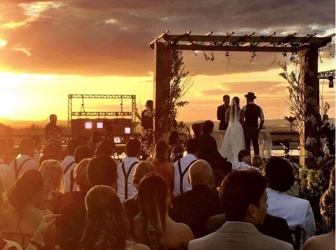 6.jul.2016 - Com direito a pôr do sol e cenário paradisíaco, o sertanejo Mateus, da dupla Jorge e Mateus, se casou nesta quarta-feira (6) - Reprodução/Instagram