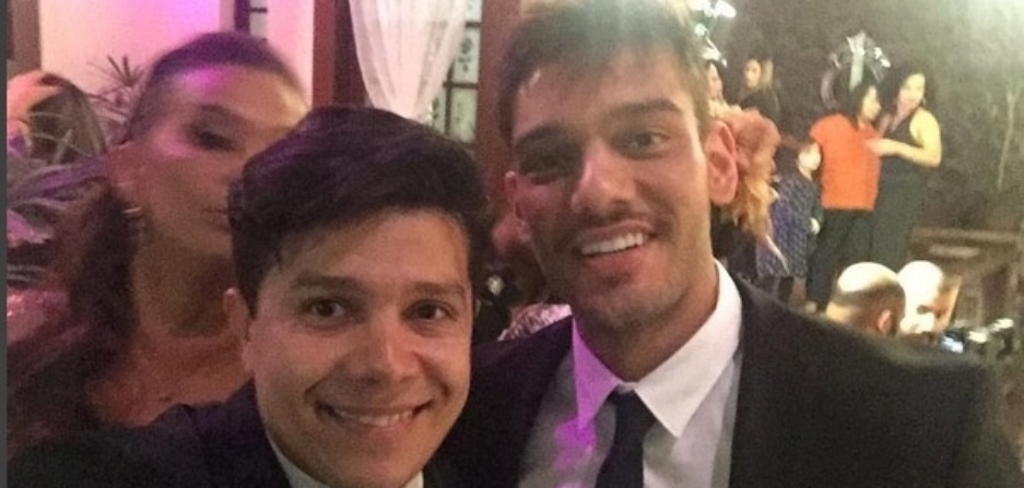 6.jul.2016- Mesmo com a agenda lotada de shows, Lucas Lucco conseguiu prestigiar Solange Couto, sua mãe em "Malhação", e fotografou ao lado do estilista Paulo Lemer - Reprodução/Instagram