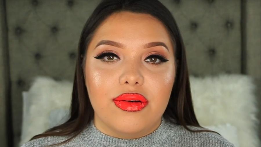Mayra Isabel passou 100 camadas de batom líquido nos lábios - Reprodução/YouTube