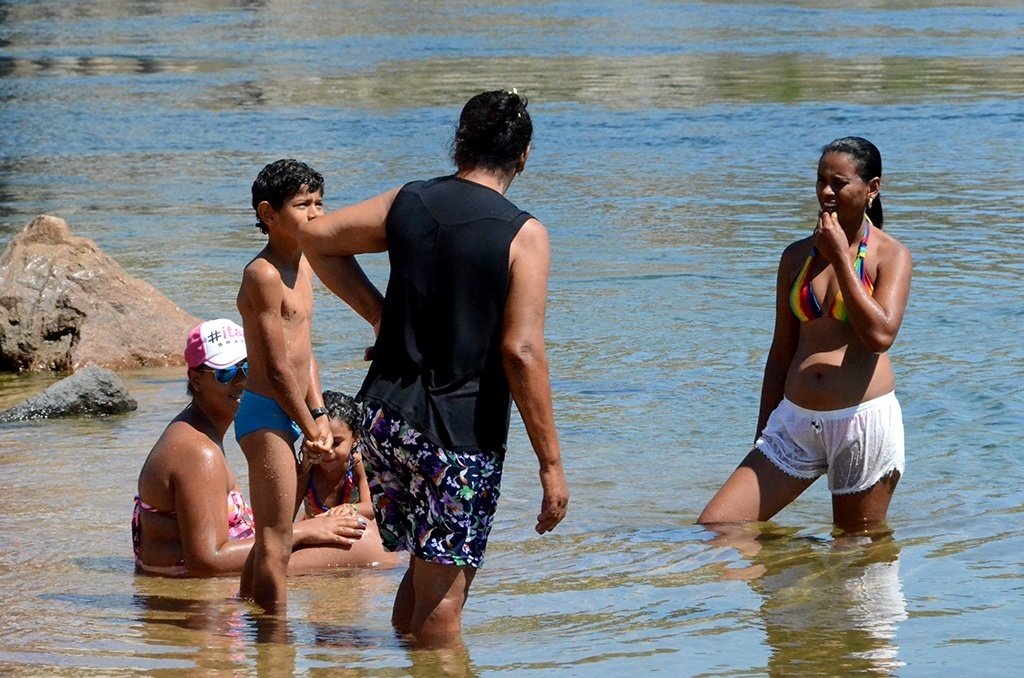16.set.2016 -  Acidente com ator Domingos Montagner não afastou banhistas às margens do São Francisco - Beto Macário/UOL