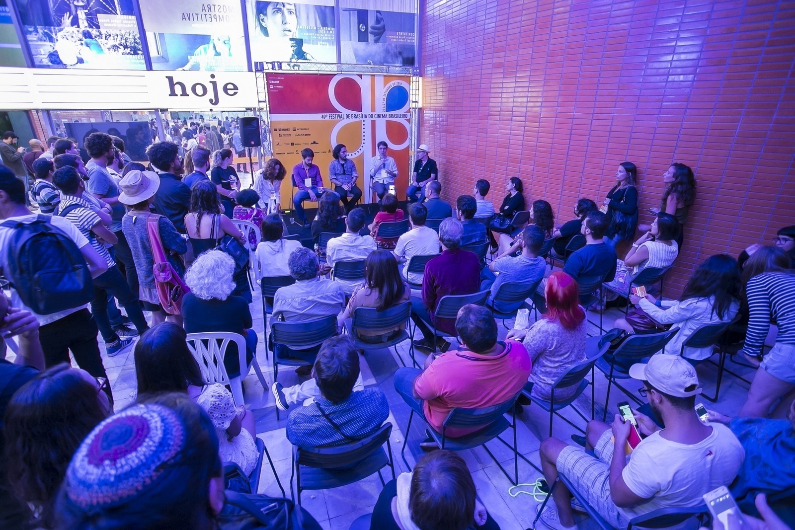 Jean Wyllys  participa de debate na mostra paralela "A Política no Mundo e o Mundo da Política", do 49º Festival de Brasília - Junior Aragão/Divulgação
