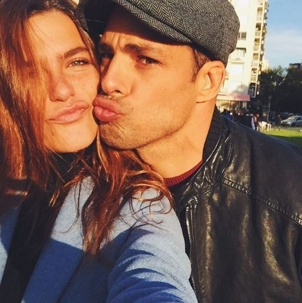 26.set.2016 - Cauã Reymond está em Buenos Aires, Argentina,para promover a novela "A Regra do Jogo", que vai estrear com o nome de "El Juego del Pecado". O galã, que é famoso no país desde o sucesso de "Avenida Brasil", aproveitou a visita para fazer um passeio no bairro Recoleta - um dos mais turísticos da cidade- acompanhado da namorada, Mariana Goldfarb, e a filha, Sofia. A modelo aproveitou o passeio e postou uma foto trocando chamego com o namorado. "Mi Buenos Aires querida", escreveu na legenda - Reprodução/Instagram/@marianagoldfarb