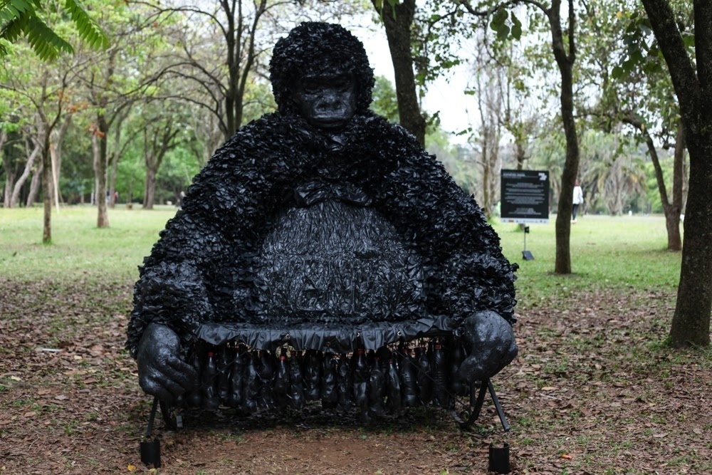 Poltrona em forma de gorila gigante feita de sacos de lixo e garrafas PET pela artista de Sonia Costa exposta na Zoo Urbana, no Parque Ibirapuera, em São Paulo - Divulgação
