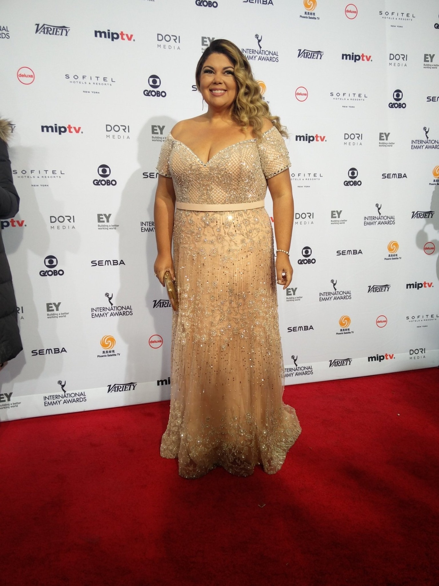 21.nov.2016 - Fabiana Karla posa para fotos no tapete vermelho do Emmy Internacional, em Nova York - Divulgação/EmmyInternacional