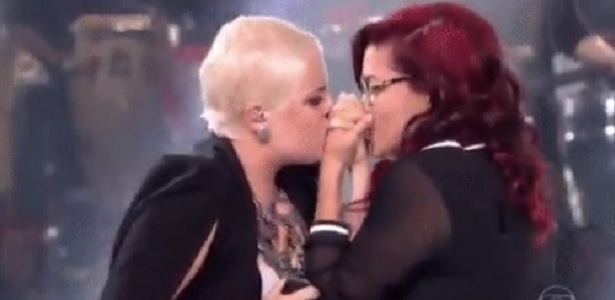 D´Lara e Laura dão beijo "fake" com as mãos dadas no "The Voice Brasil" - Reprodução - Reprodução